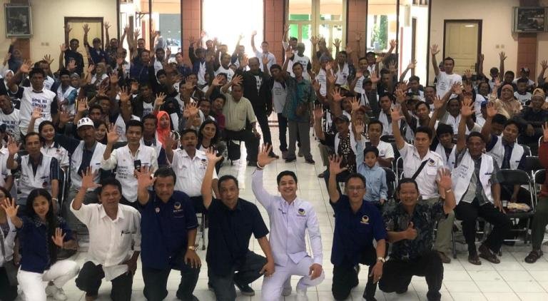 Adri Fairus (berbaju putih tengah). Foto: adri