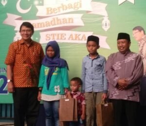 STIE AKA berbagi anak yatim