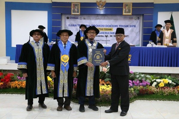 Markhaban Siswanto berhasil lulus dalam ujian doktor tersebut Program Doktor Teknik Sipil Unissula.