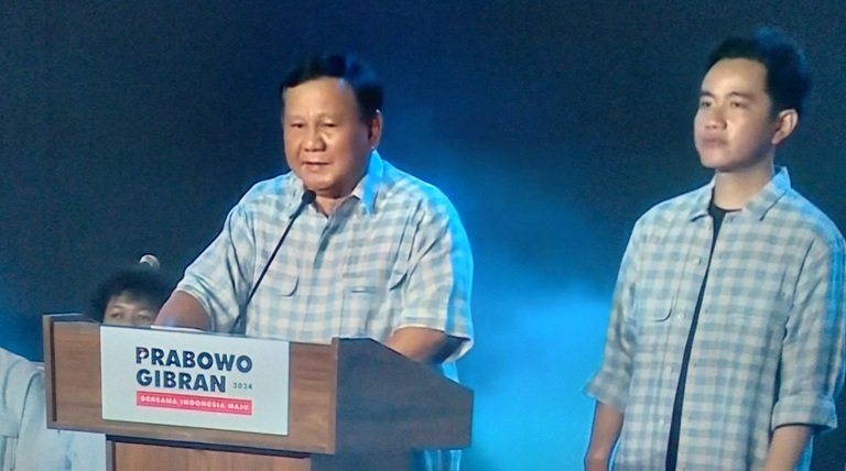 Pasangan capres dan cawapres Prabowo dan Gibran di Istora Senayan Jakarta memberikan sambutan atas kemenangan hitung cepat.