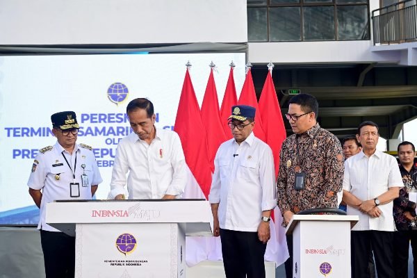 Presiden Joko Widodo meresmikan Terminal Samarinda Seberang di Kota Samarinda.