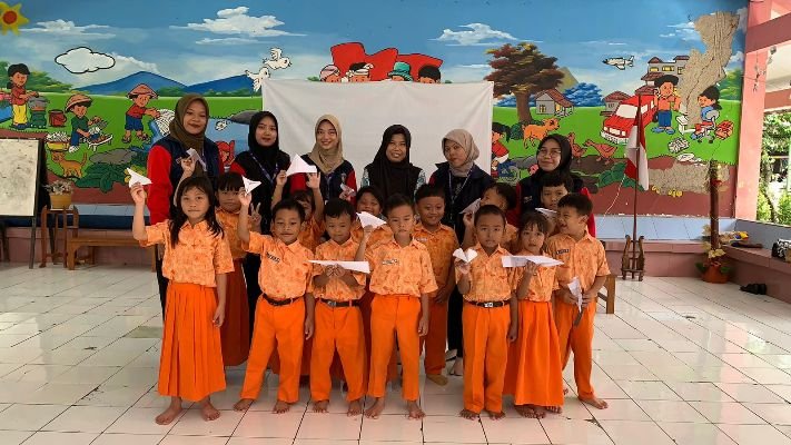 Mahasiswa KKN UPGRIS Kelompok 24 menyelenggarakan program meningkatkan kreativitas mendaur ulang sampah untuk anak-anak di TK Negeri Pembina, di Desa Batursari, Kecamatan Mranggen, Kabupaten Demak.