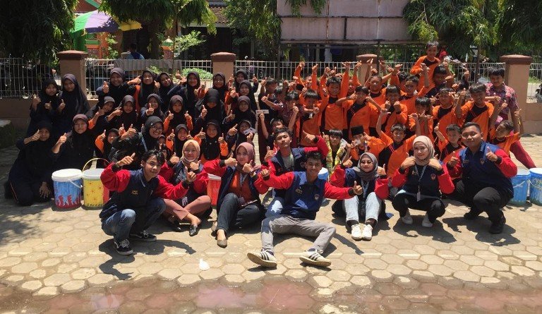 KKN UPGRIS Kelompok 105 mengajak hidup bersih dengan membagikan tempat sampah di Desa Laban, Kecamatan Kangkung, Kabupaten Kendal.