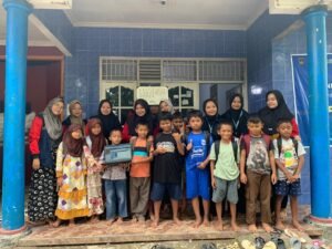 Mahasiswa KKN UPGRIS yang melakukan literasi digital melalui pengenalan enkripsi di Desa Kebonbatur, Kecamatan Mranggen, Kabupaten Demak