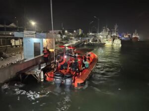 SAR Evakuasi ABK Tugboat Mitra Bahari, Kandas di Dam Ijo