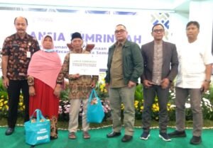 YBWSA beri santunan lansia dhuafa. Foto: Siti KH