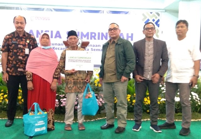 YBWSA beri santunan lansia dhuafa. Foto: Siti KH