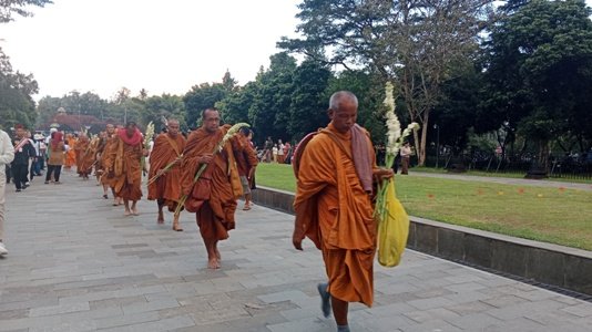 biksu di borobudur
