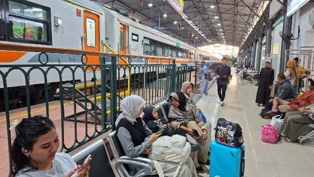 Penumpang kereta api.