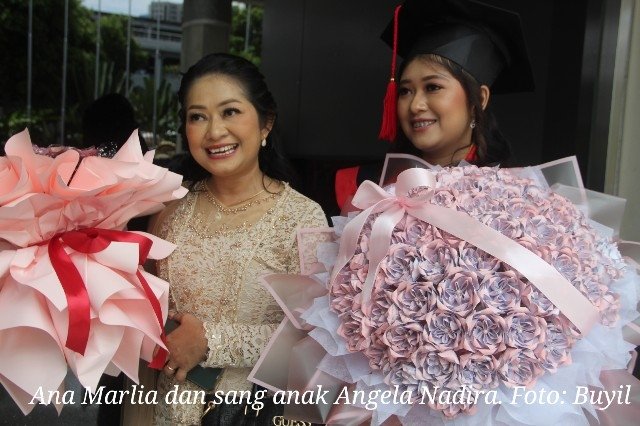 Angela Nadora Meraih Gelar Sarjana Hukum dari Universitar Tris Sakti, Angela bersama Mamahnya Ana Marlia@1618824833