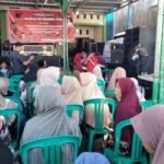 Warga Mijen  mengikuti pemeriksaan kesehatan gratis dan dapur Marhaen yang dilaksanakan DPC PDIP Kabupaten Demak. Foto: sari jati