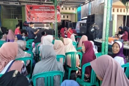 Warga Mijen  mengikuti pemeriksaan kesehatan gratis dan dapur Marhaen yang dilaksanakan DPC PDIP Kabupaten Demak. Foto: sari jati