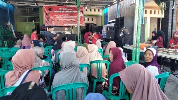 Warga Mijen  mengikuti pemeriksaan kesehatan gratis dan dapur Marhaen yang dilaksanakan DPC PDIP Kabupaten Demak. Foto: sari jati