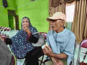 Sumardi, warga Lumbungsari, Kalicari, yang datang bersama istrinya. Foto: dok